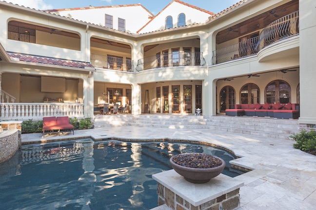 Natural disaster Outdoo living area of custom home in Houston by Frankeln Building Group